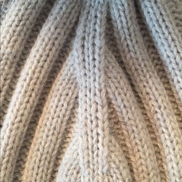 Banana Republic grey hat with Pom Pom , great condition, one size - Picture 4 of 4